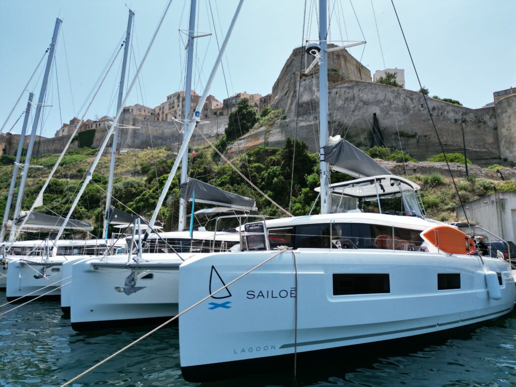 Flotte de catamarans de location garés sur un parking ou à quai