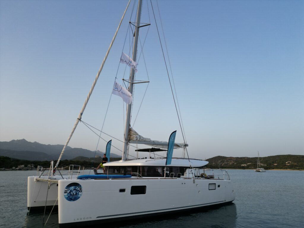 Flotte de catamarans au mouillage en mer près de la côte