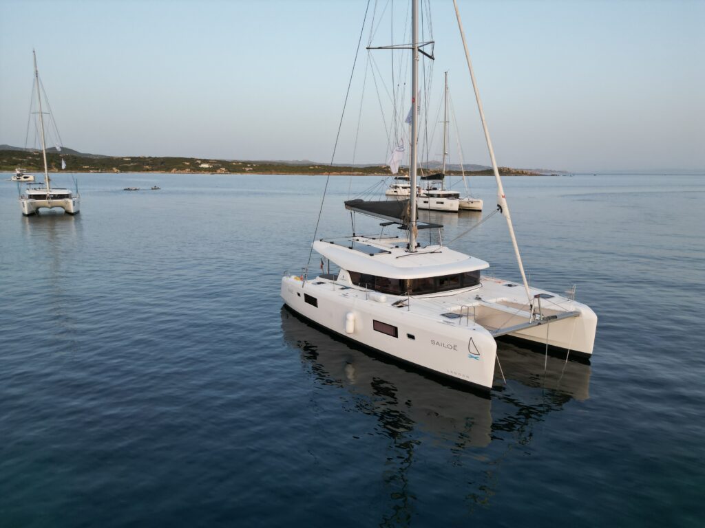 Mât et gréement d'un grand catamaran à quai au soleil
