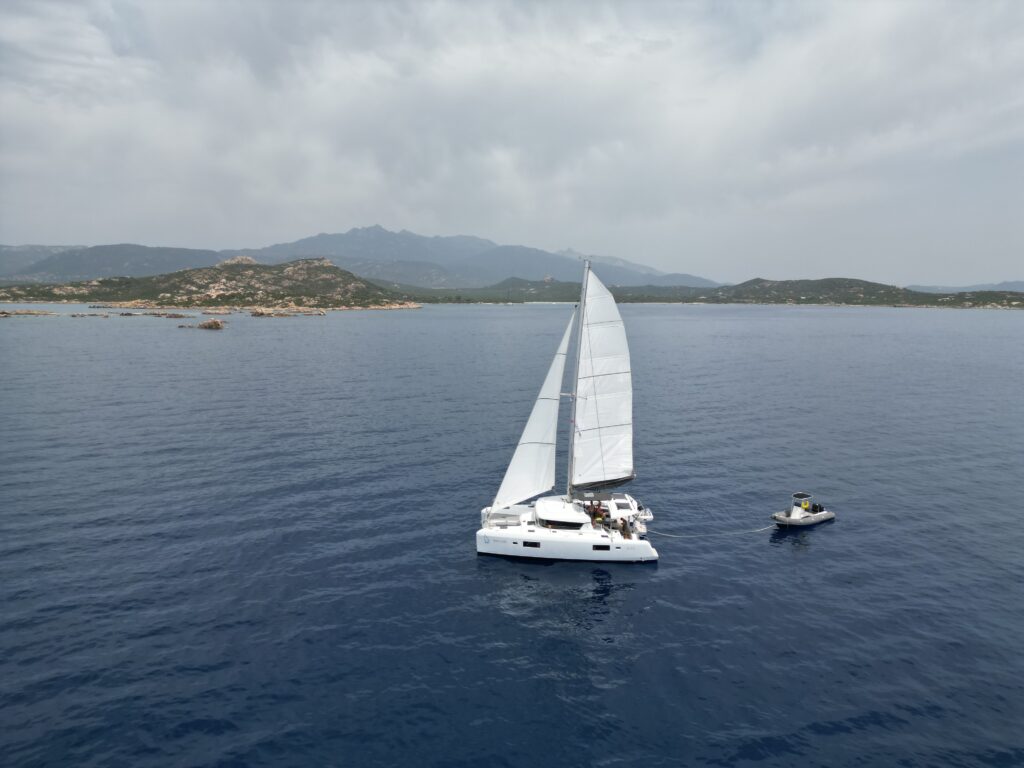 Vue aérienne du catamaran Lagoon de luxe au mouillage